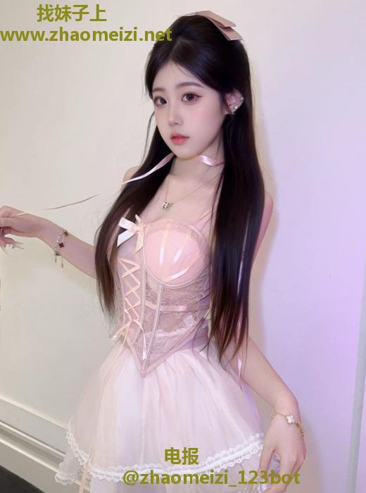 高颜值妹子可舌吻姿势多多