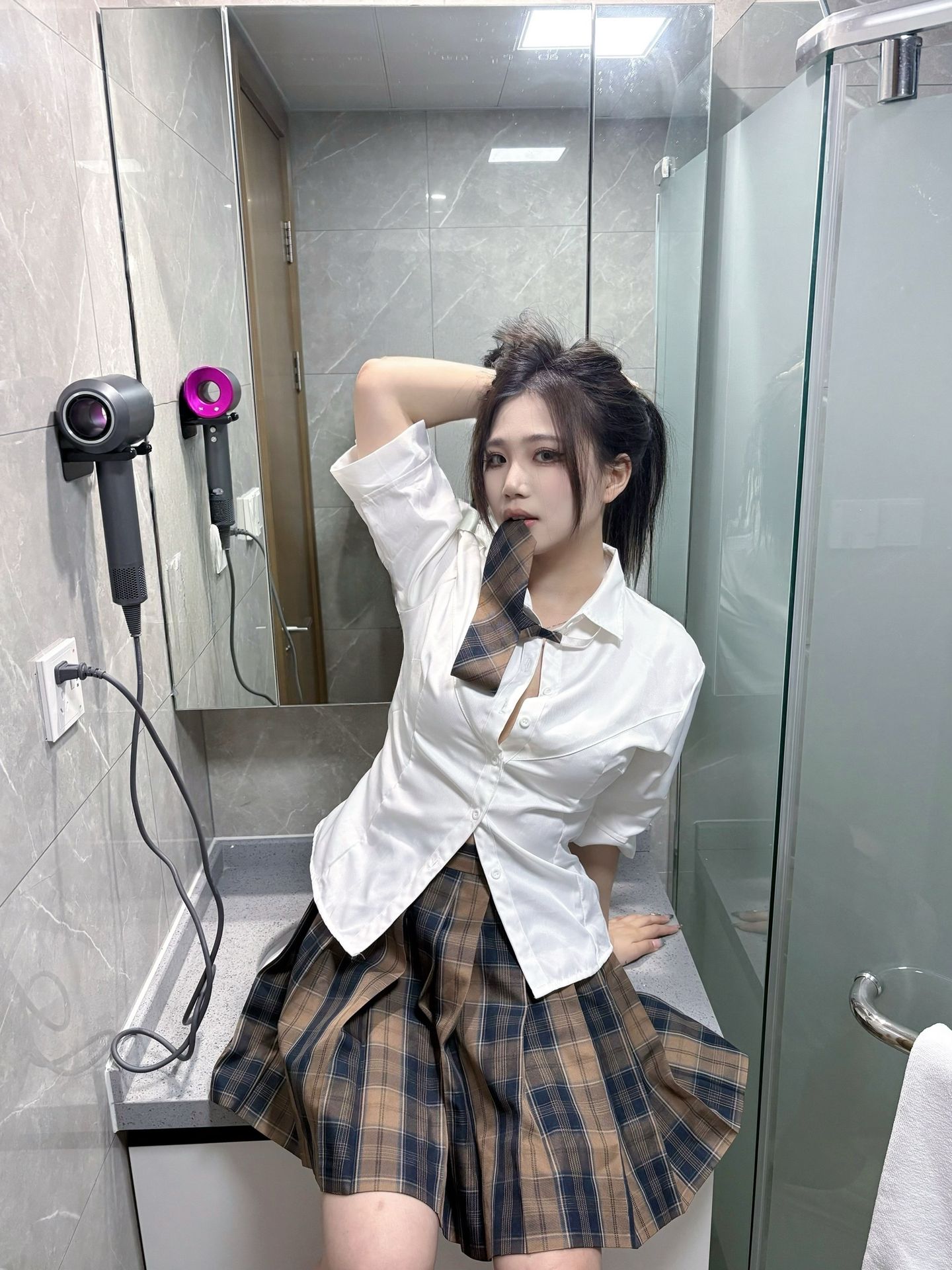 骚妹真够劲吃屌在插她b