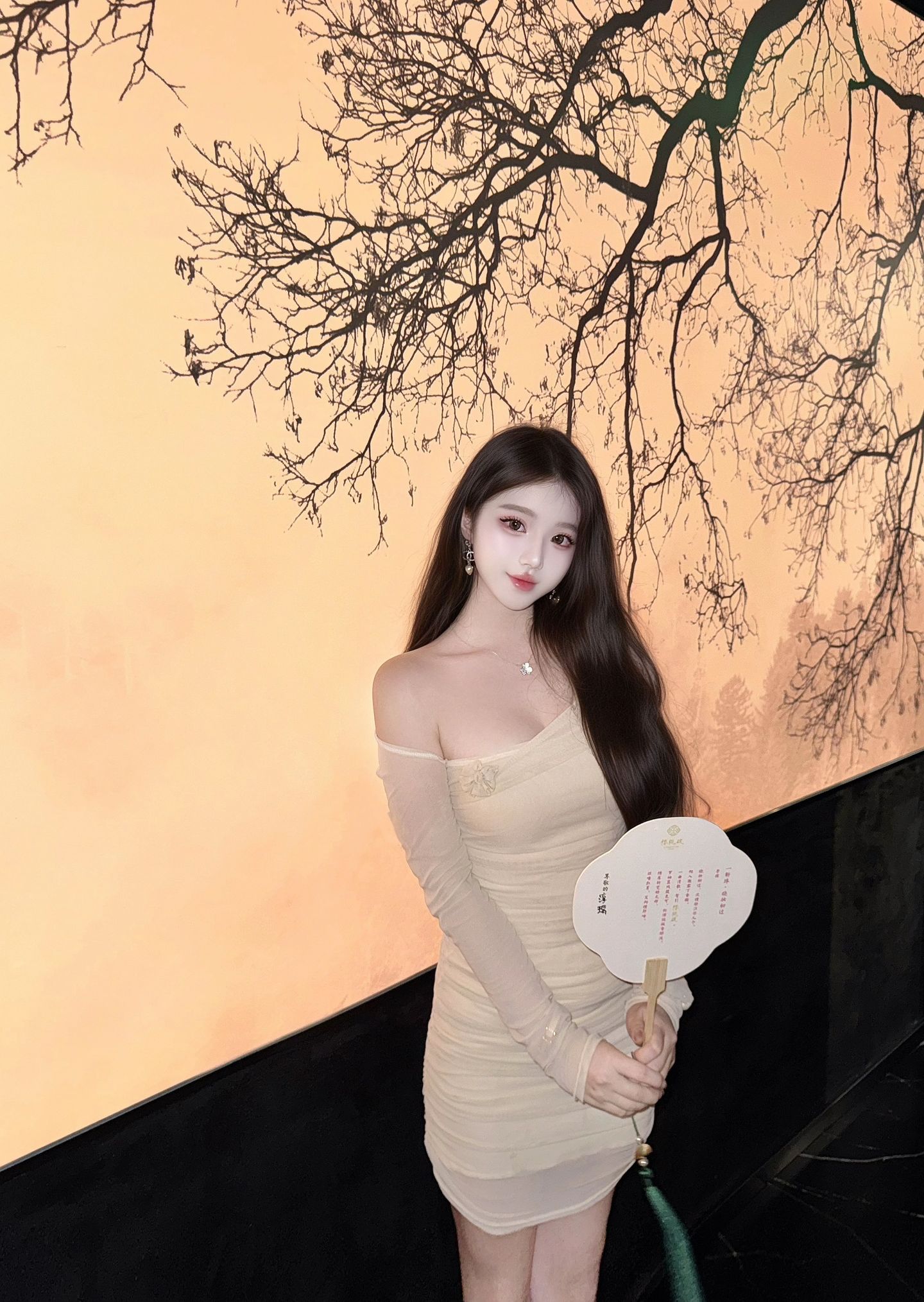 西湖开课性感大奶妹