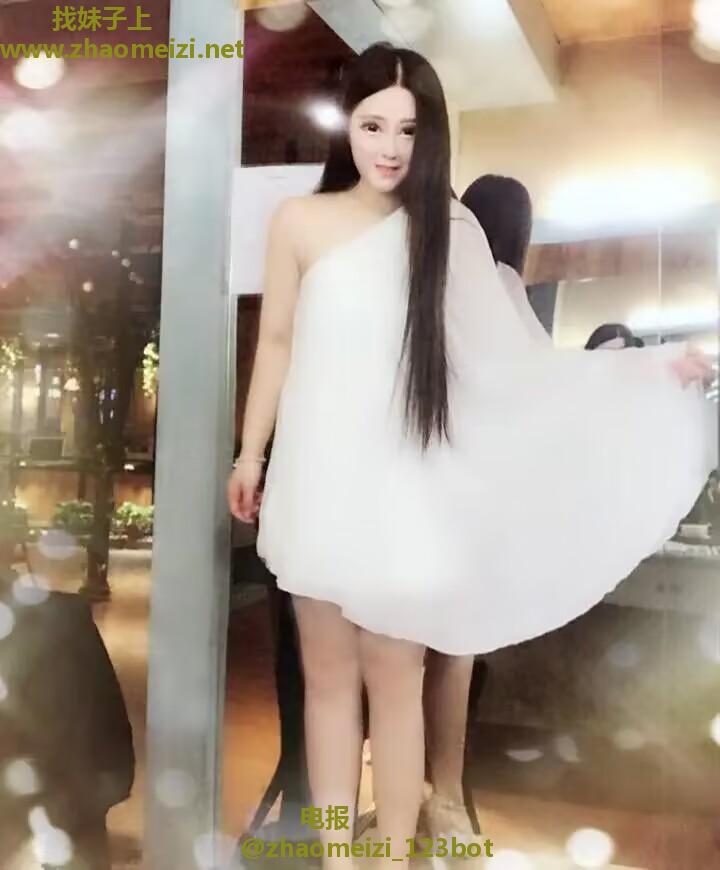 胸美肤白，大屁股好炮架