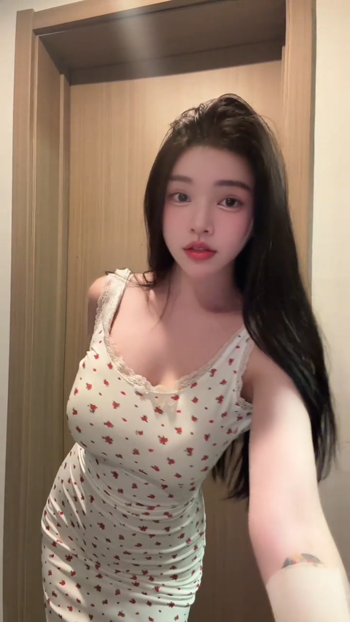大C乳嫩妹户型一线天