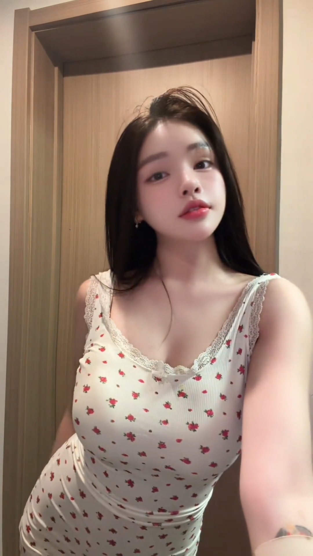 大C乳嫩妹户型一线天