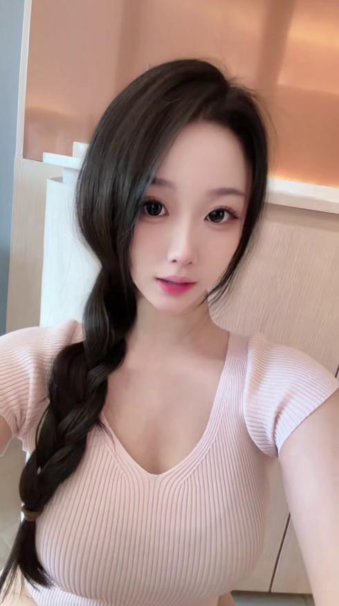20出头妹子长的很青秀