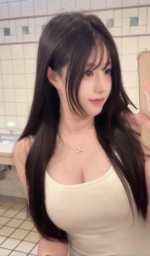 妹子妩媚面貌非常撩人