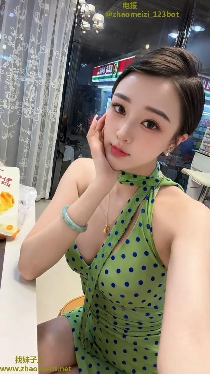 金牛骚老师用奶夹嘴巴嗦爽麻了