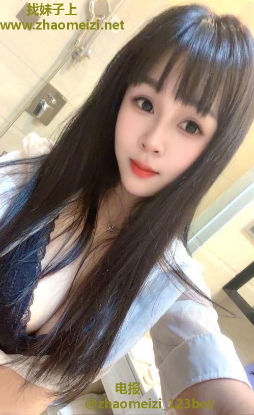 一对丰满美乳发育的很美