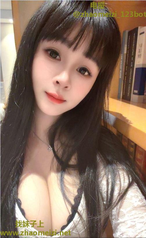 一对丰满美乳发育的很美