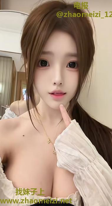 奶子很大很白很软边干边摸